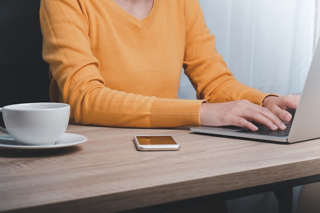 Bijgesneden afbeelding van zakenvrouw werken op de computer op kantoor