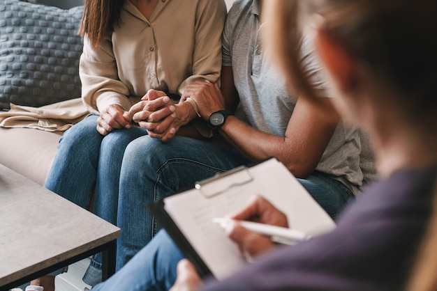 Bijgesneden casual aardige paar man en vrouw in gesprek met psycholoog op therapiesessie in de kamer