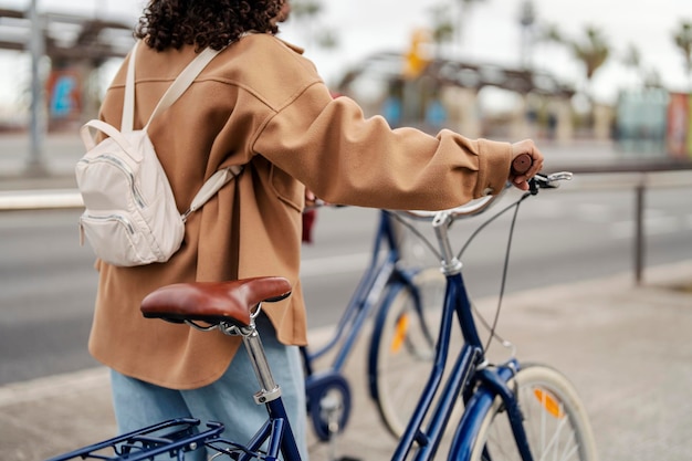 Bijgesneden foto van een meisje met fiets op straat