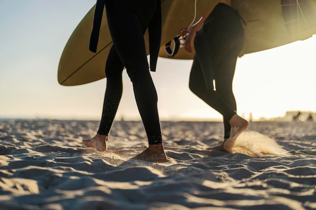 Bijgesneden foto van surfers39 voet die op het zandstrand lopen