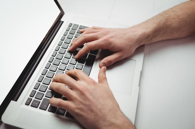 Bijgesneden man aan het werk op laptop