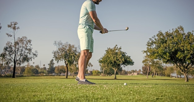 Bijgesneden mannelijke golfspeler op professionele cursus met groen gras golf