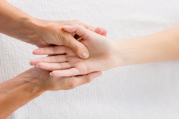 Foto bijgesneden masseur vrouw hand masseren