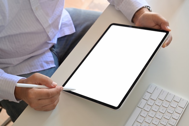 Bijgesneden opname van een onherkenbare man met een tablet.