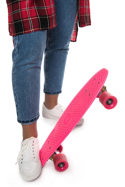 Bijgesneden opname van jonge vrouw poseren met skateboard geïsoleerd op wit