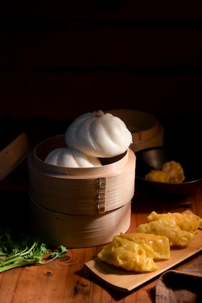 Bijgesneden opname van zelfgemaakte Chinese knoedels en broodjes geserveerd op traditionele stoomboot