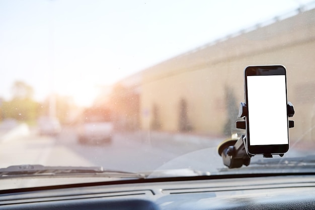 Bijgesneden opnameweergave De bestuurder gebruikt de telefoon tijdens het rijden Moderne smartphone met ronde randen Geïsoleerd scherm voor mockup Autonavigatieweergave op achtergrond
