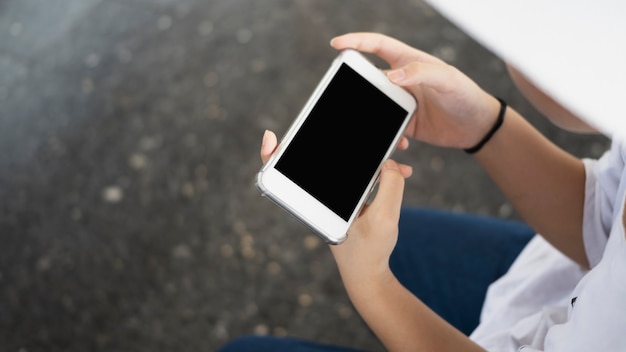 Bijgesneden schot van vrouw met horizontale slimme telefoon.