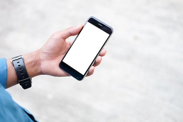 Bijgesneden schot weergave van man handen met slimme telefoon met lege kopie ruimte scherm voor uw SMS-bericht of informatie-inhoud vrouw lezen SMS-bericht op mobiele telefoon tijdens in stedelijke omgeving