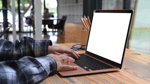 Bijgesneden shot creatieve vrouw die werkt met computer laptop