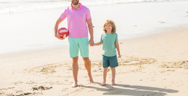 Bijgesneden vader en zoon lopen met bal op strand papa met jongen op zomerdag