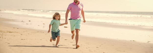 Bijgesneden vader en zoon rennen op zomers strandgeluk