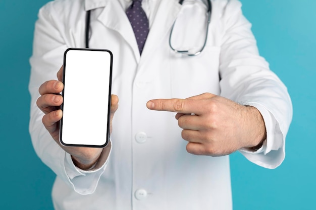 Bijgesneden van arts die smartphone met wit leeg schermmodel toont