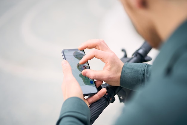 Bijgesneden weergave van de onbekende man die mobiele app veegt