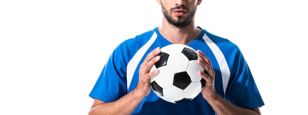 Bijgesneden weergave van voetballer die bal geïsoleerd op wit houdt