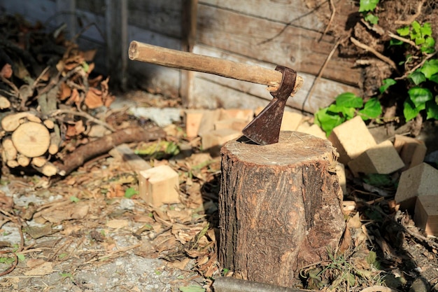 Foto bijl gebruikt om het hout te snijden