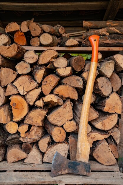 Bijl voor een stapel hout in een houtschuur natuurlijke verticale achtergrond