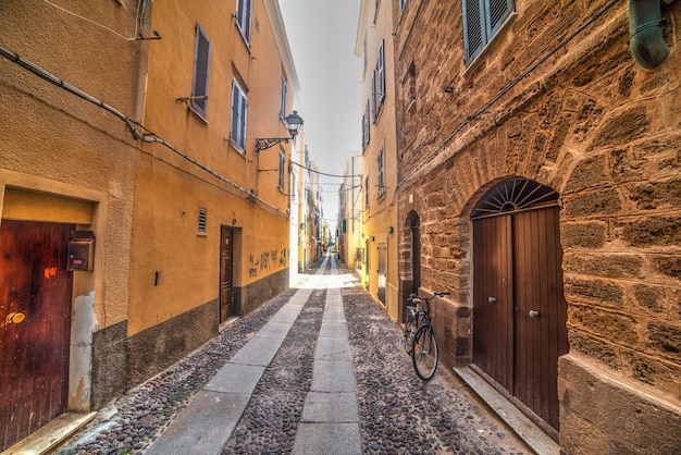 Bici nel centro storico di alghero in italia