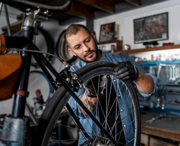 ワークショップでのバイクの作成