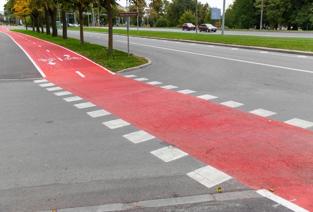 自転車専用の標識のある自転車レーンまたは赤い道路