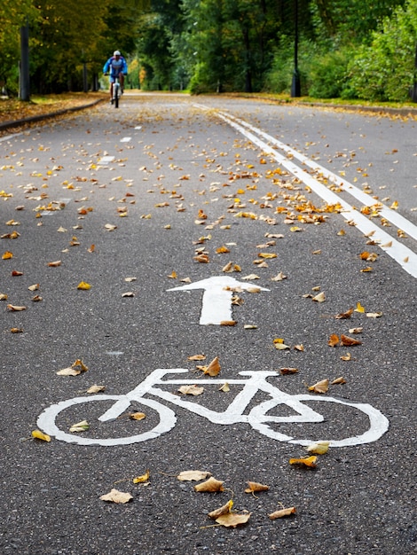 Foto pista ciclabile in autunno