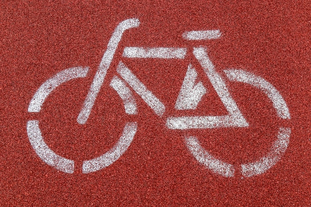 單車路標誌在公園的橡膠軌道上塗