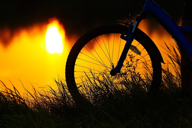 夕日の背景に自転車。