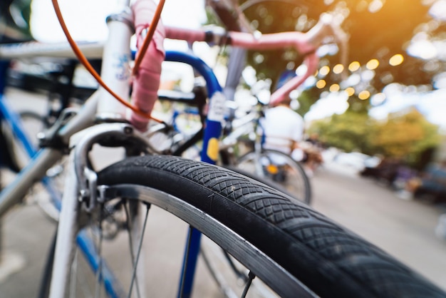 自転車の車輪が路上でクローズ アップ