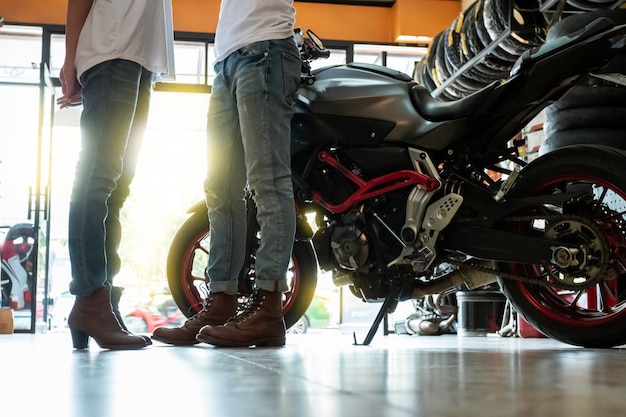 Foto coppie di motociclisti durante la preparazione di viaggi