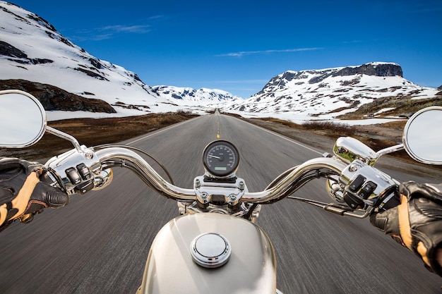 バイクを運転するバイカーは、アスファルト道路に沿って乗ります。一人称視点。