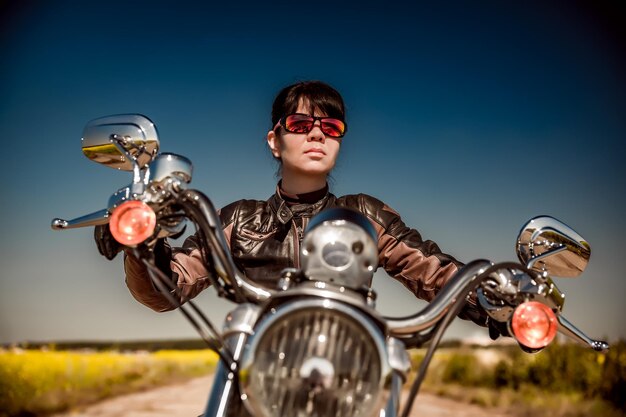 오토바이에 가죽 재킷을 입은 바이커 소녀