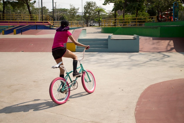 Photo biker girl in the park