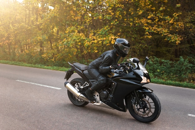 Ragazza motociclista cavalca