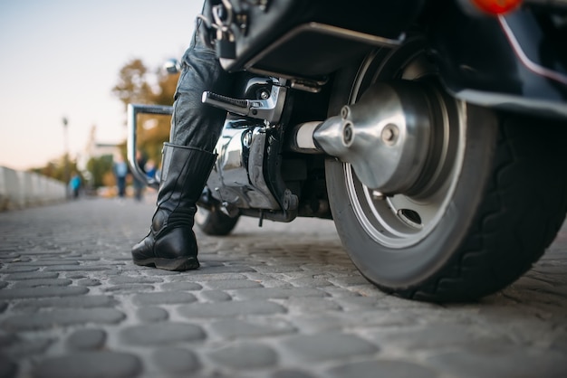 Biker in lederen kleding, zittend op een motorfiets