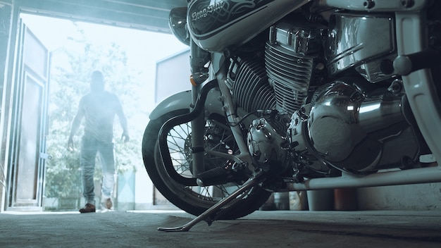 Biker komt de garage binnen en gaat naar de helikopter