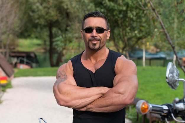 Biker Man Bodybuilder zit op een fiets