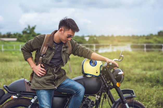 バイカーの男とバイクの川の背景。