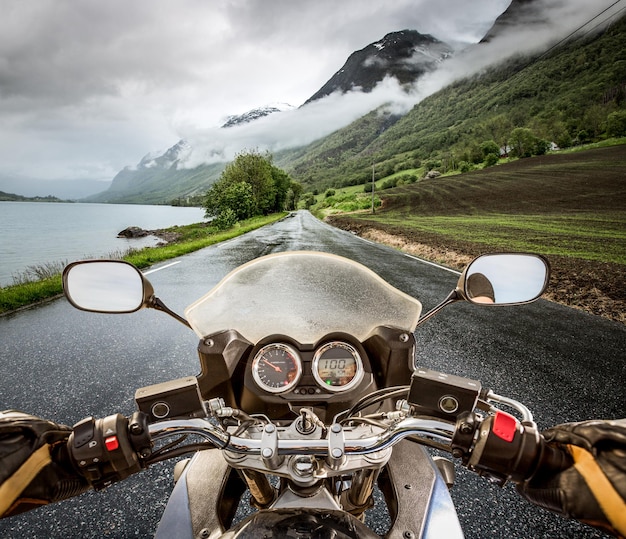 バイカーは雨の中でバイクに乗る。一人称視点。