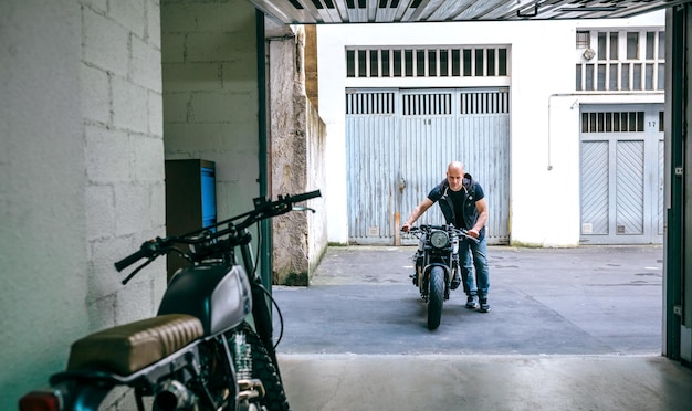 ガレージにバイクを取るバイカー