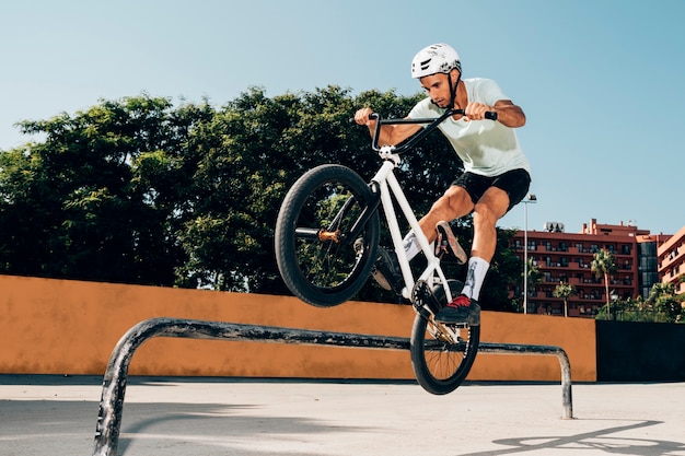 Photo biker training in skatepark