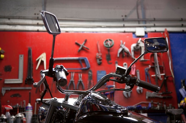 Foto bikers wereld bikers garage reparatie gereedschappen op een rode muur en motorfiets reparatie workshop