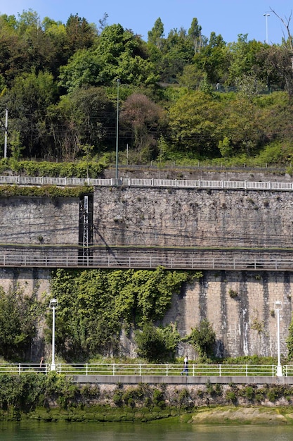 ビルバオ スペイン 2022 年 5 月 5 日都市生活の概念の川岸で日曜日に歩く人々