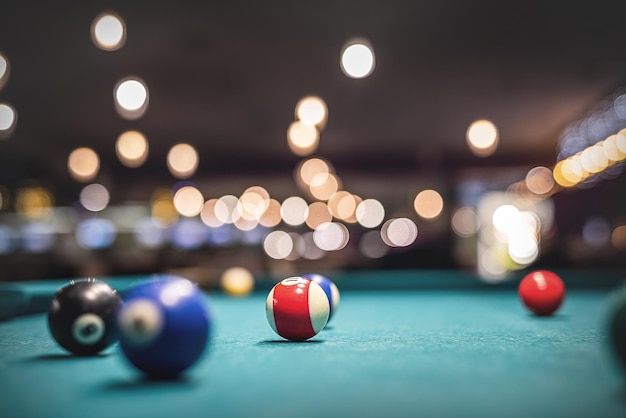 Biljart gekleurde ballen en houten keu zijn verspreid over een mooie groene tafel voor het spel