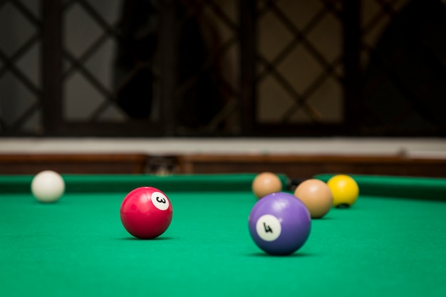 Biljartballen in een pooltafel.