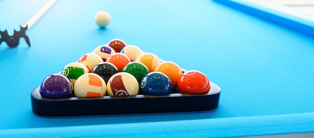 Biljartballen op tafel gezet met een cue snooker pool