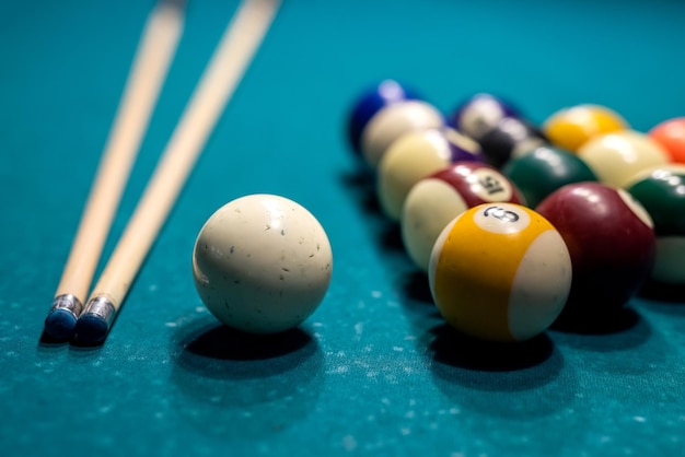 Biljartkeu en kleurballen op snookertafel tijdens het spel. perfecte vrije tijd doorbrengen