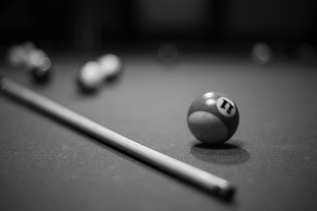 Biljarttafel in de biljartkamer met ballen en keu zwart-wit foto