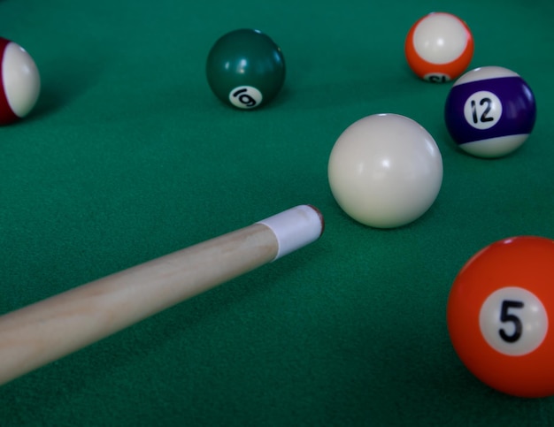 Biljarttafel met een selectie van ballen en keuen Spel Snookerbiljart