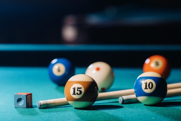 Foto biljarttafel met groen oppervlak en ballen in de biljartclub. pool spel.