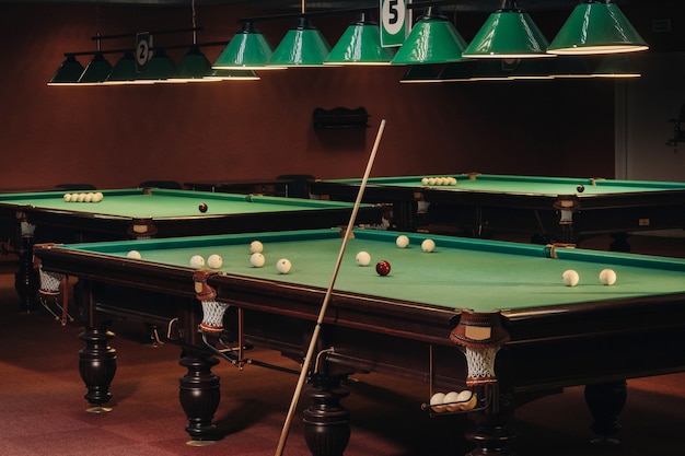 Biljarttafel met groen oppervlak en ballen in de biljartclub. Pool spel.